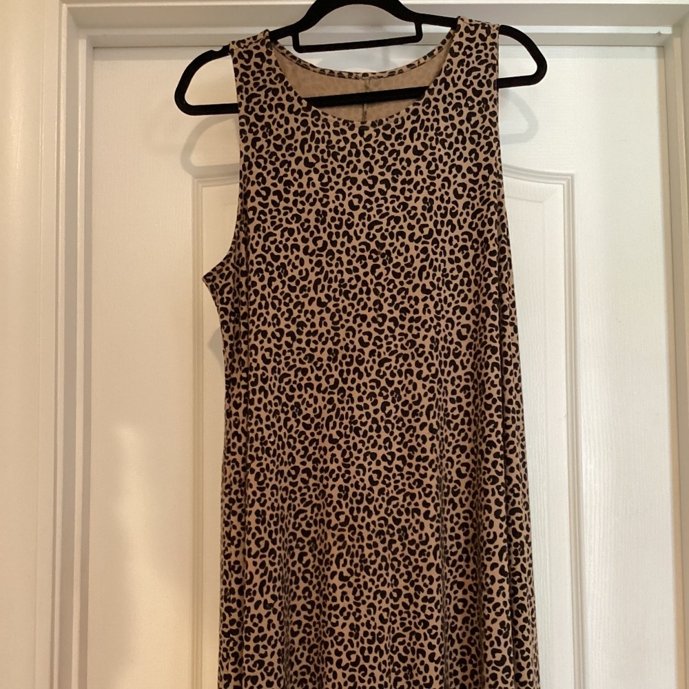 PRINT SWING LOOSE  DRESS ( Color: Black/ Tan) PREOWNED